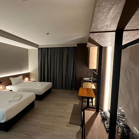 Roxy Hotel Aiman กูชิง ภายนอก รูปภาพ