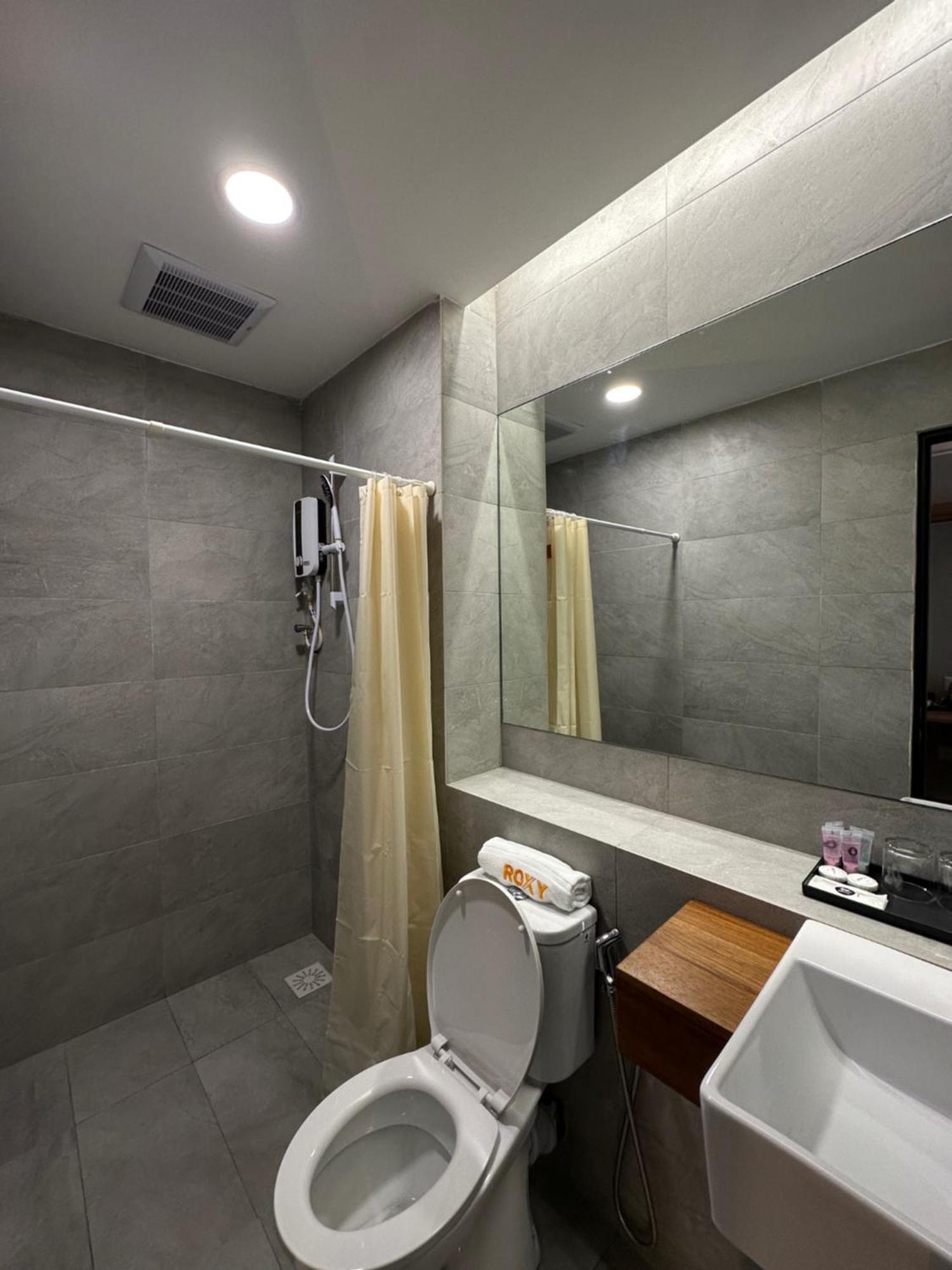Roxy Hotel Aiman กูชิง ภายนอก รูปภาพ